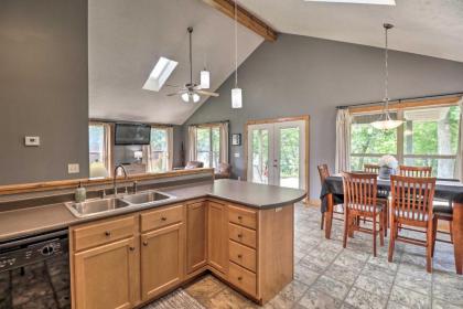 Mountain Home Cottage with Deck-Steps to White River - image 7