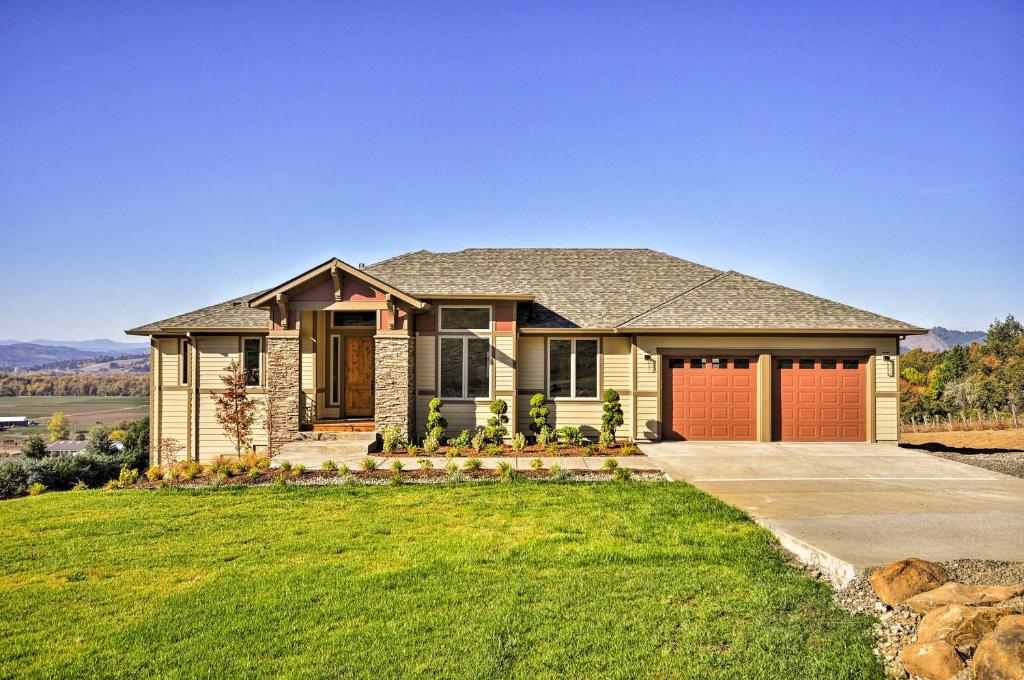 Chic Willamette Valley Home with Deck and Vineyard - main image