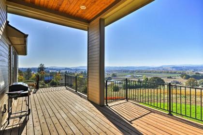 Chic Willamette Valley Home with Deck and Vineyard - image 15