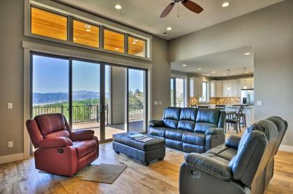 Chic Willamette Valley Home with Deck and Vineyard - image 3