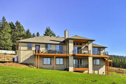 Chic Willamette Valley Home with Deck and Vineyard - image 7