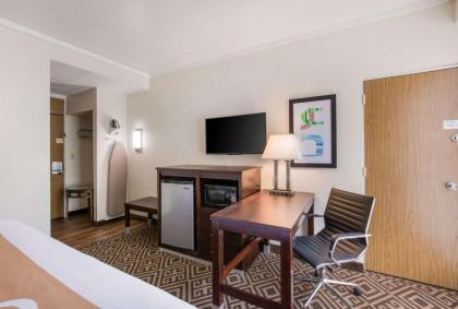 Quality Inn - image 9