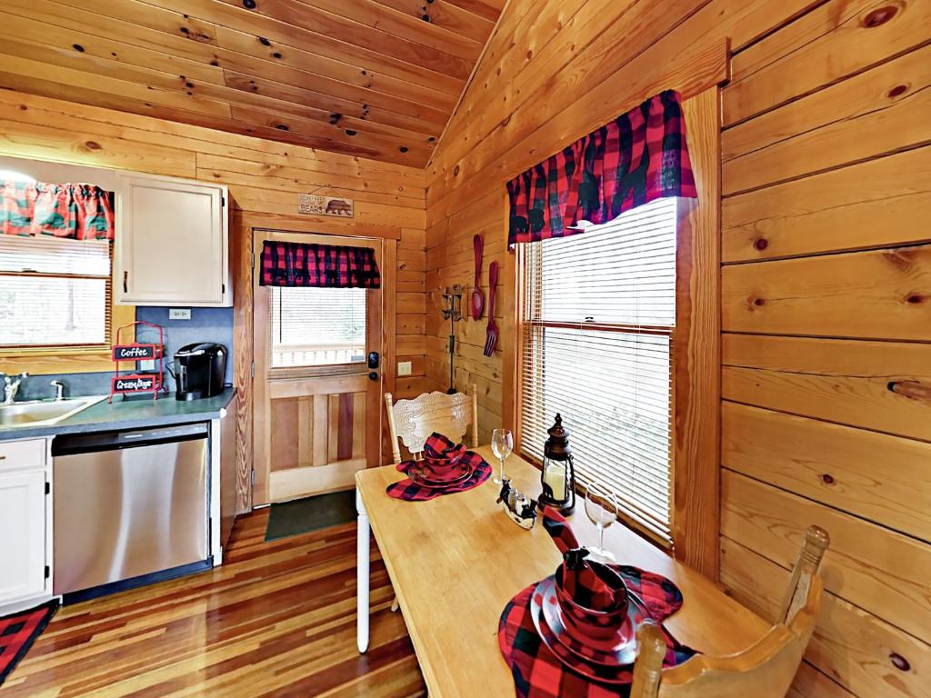 Dove’S Nest - Charming Cabin Cabin - image 5