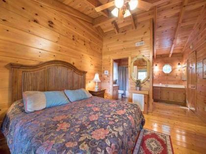 Cozy Bear Lodge 3 Bedrooms Sleeps 12 Near Downtown Private Hot Tub - image 4