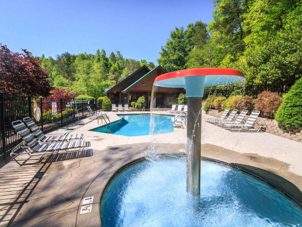 Americana 2 Bedrooms Sleeps 6 View Pool Access Hot Tub Fireplace - image 3