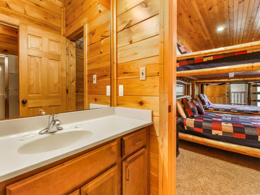 Big Sky Lodge II 7 Bedrooms Sleeps 28 Theater Arcades Hot Tub Gazebo - image 3