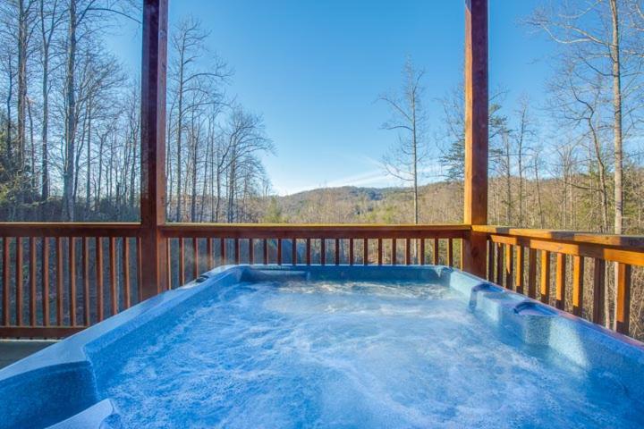 Apple Bear Lodge 4 Bedrooms Sleeps 18 Jacuzzis Pool Table Hot Tub - main image