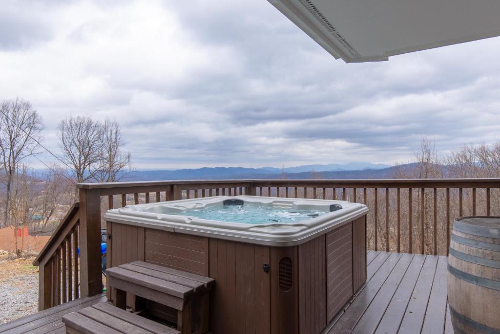 Kickback Kabin 3 Bedrooms Deck Hot Tub Pool Access Sleeps 6 - image 4