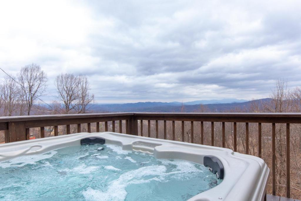 Kickback Kabin 3 Bedrooms Deck Hot Tub Pool Access Sleeps 6 - image 5