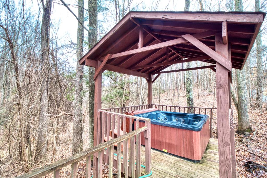 Overview 2 Bedrooms Grill Hot Tub Pool Table Sleeps 6 - image 2