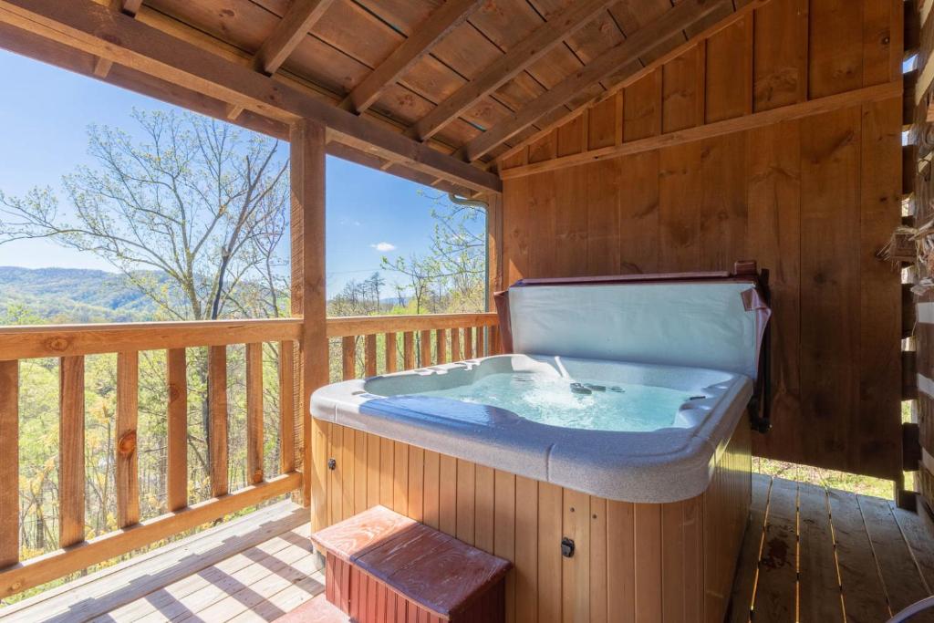 Sweet Surrender 1 Bedroom Hot Tub WiFi Sleeps 2 - image 4