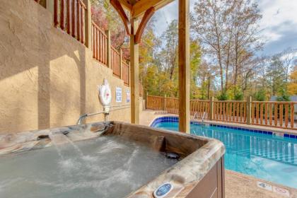 Smoky Mountain Splash 6 Bedroom Private Pool WiFi Pool Table Sleeps 18 - image 4