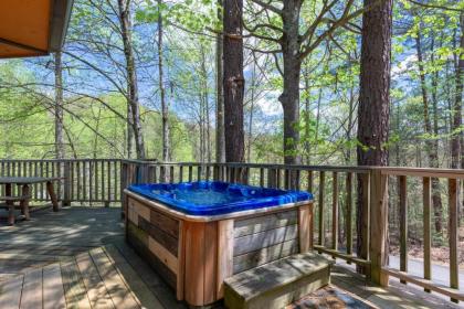 Country Cozy 2 Bedroom Pool Access Hot Tub Fireplace Sleeps 6 - image 2