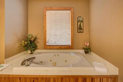 The Moose is Loose 4 Bedrooms Mountain View Hot Tub Sleeps 10 - image 3