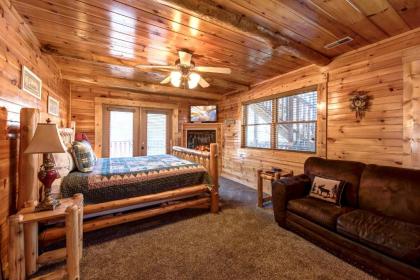 Hemlock Inn 8 Bedrooms Theater Room Pool Table Hot Tub Sleeps 38 - image 11