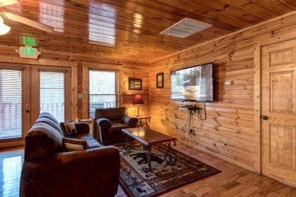 Hemlock Inn 8 Bedrooms Theater Room Pool Table Hot Tub Sleeps 38 - image 4