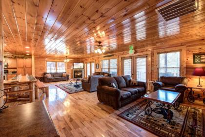 Hemlock Inn 8 Bedrooms Theater Room Pool Table Hot Tub Sleeps 38 - image 6