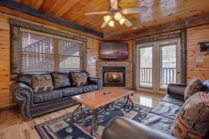 Pine Tree Lodge 8 Bedrooms Pool Table Theater Hot Tub WiFi Sleeps 38 - image 1