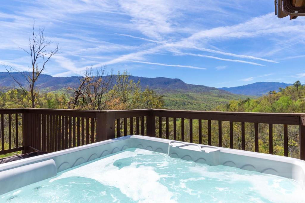 Bearly Heaven 2 Bedrooms Fireplace Hot Tub WiFi Pool Table Sleeps 8 - main image