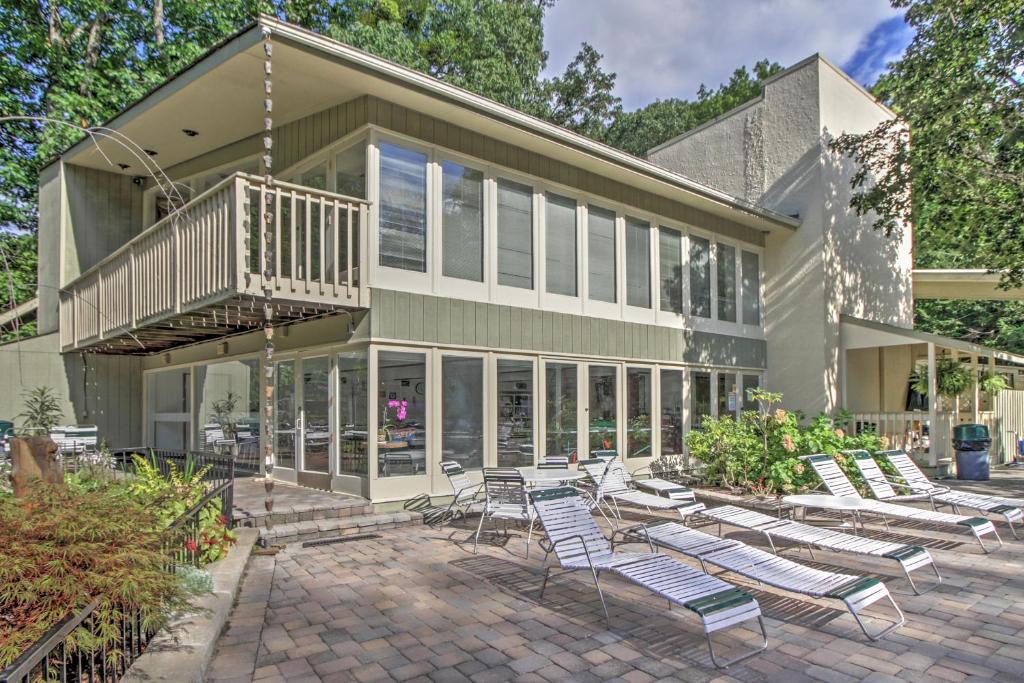 A-Frame Gatlinburg Home with Hot Tub 2 Mi to Parkway - image 3