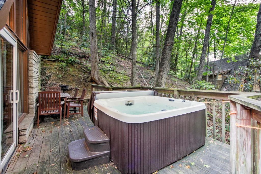 A-Frame Gatlinburg Home with Hot Tub 2 Mi to Parkway - image 5