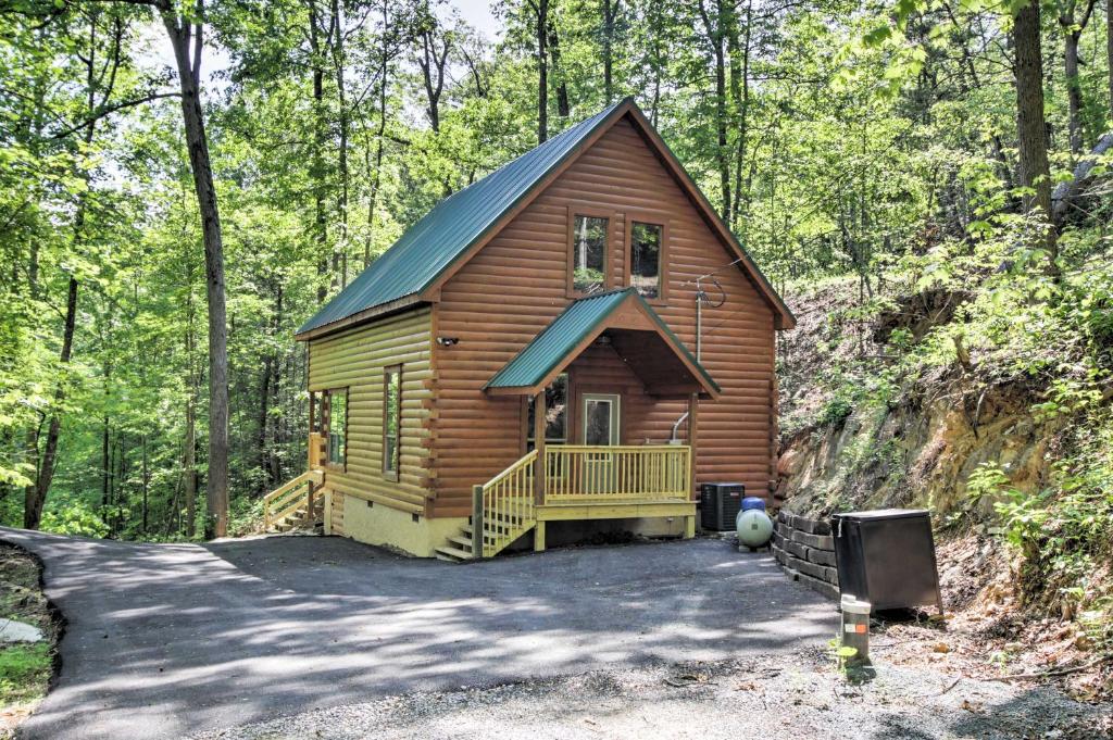 Cabin with Hot Tub and Game Room 5 Mi to Gatlinburg! - image 2