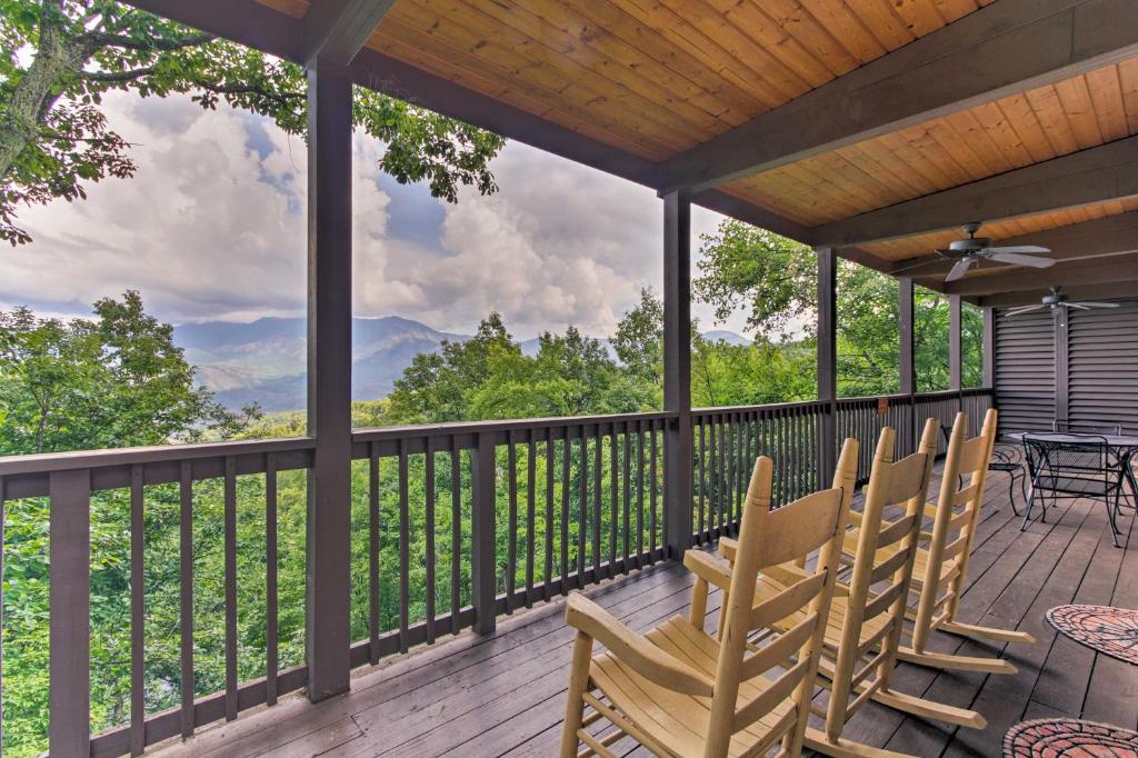 Chateau Sur Lamont Gatlinburg Cabin with Hot Tub! - main image