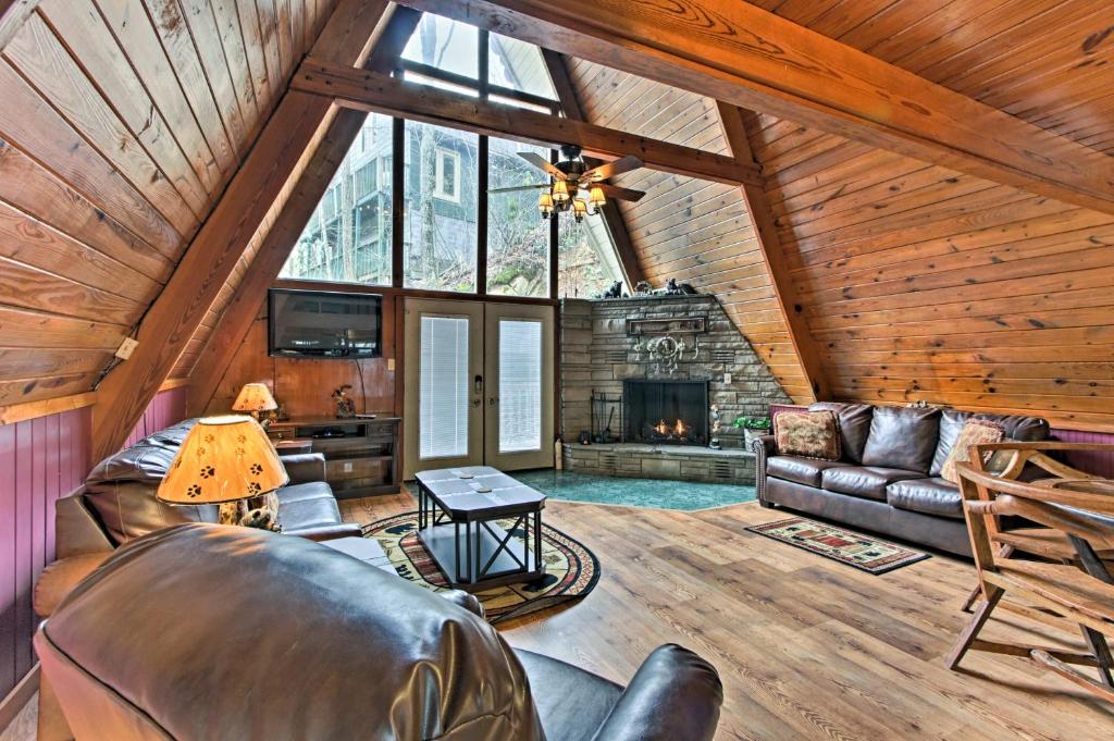 A-Frame Gatlinburg Cabin with Deck and Private Hot Tub - main image