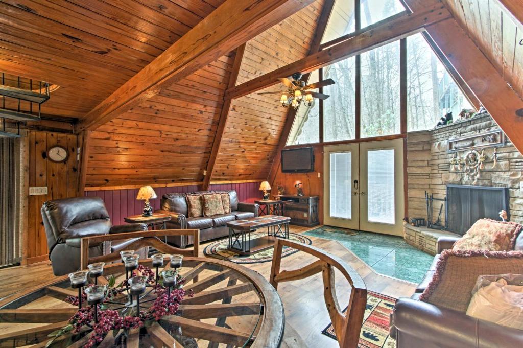 A-Frame Gatlinburg Cabin with Deck and Private Hot Tub - image 3