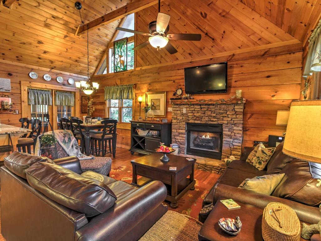 Cozy Nest - Gatlinburg Cabin with Porch and Jacuzzi! - main image