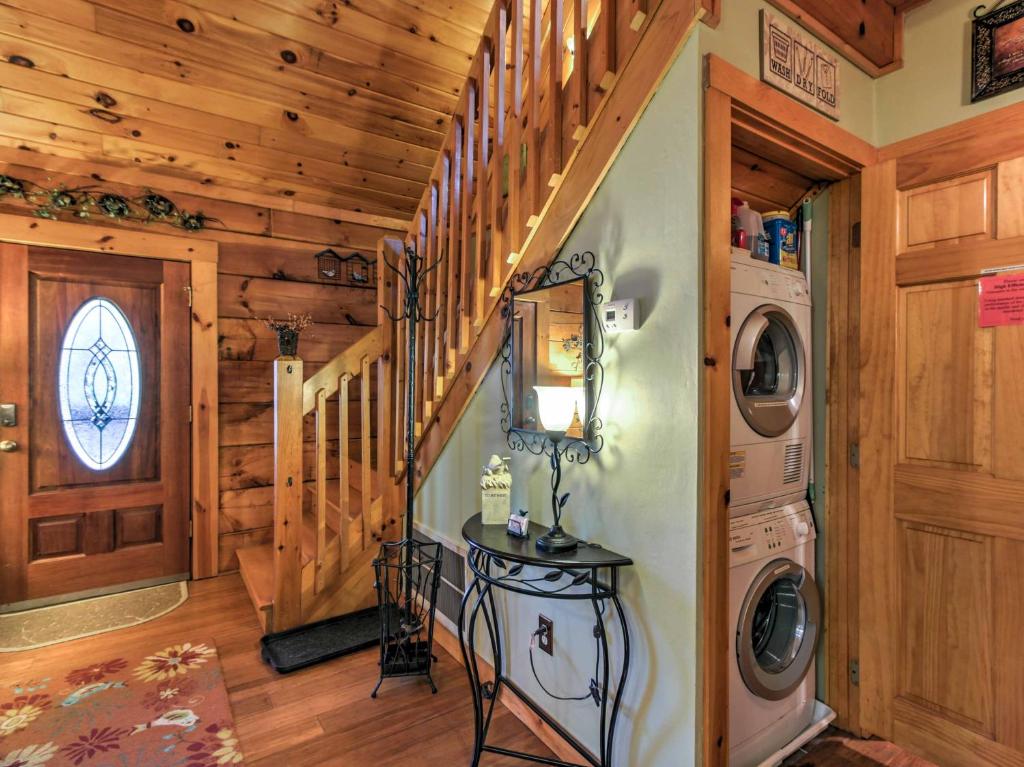 Cozy Nest - Gatlinburg Cabin with Porch and Jacuzzi! - image 5