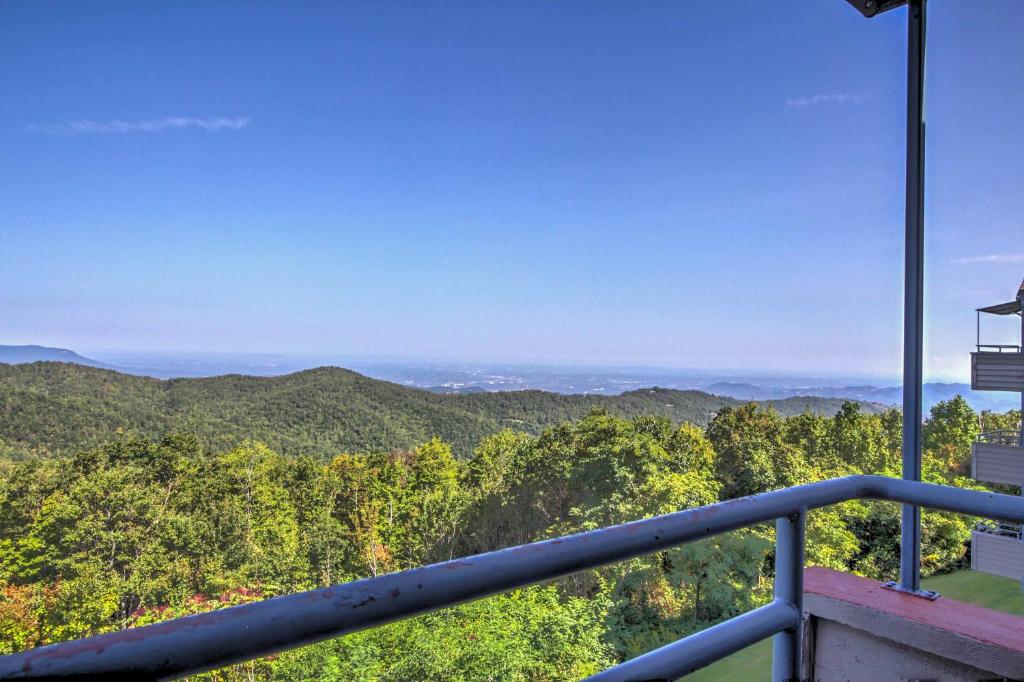 Gatlinburg Condo with Pool Access Balcony and Mtn View - main image