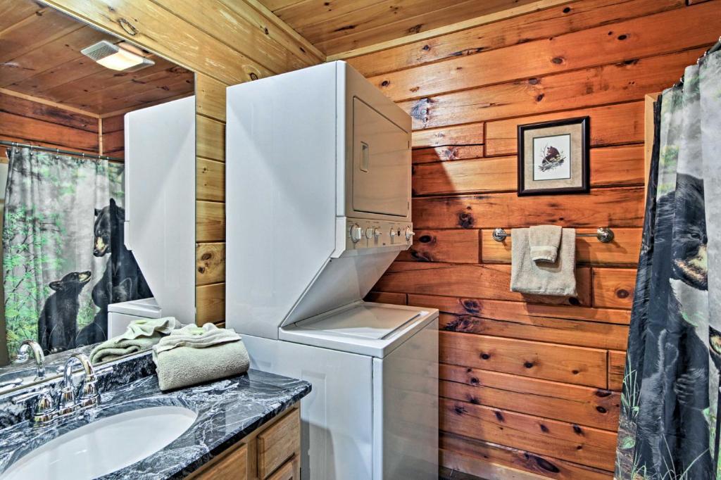 Log Cabin with Pool Table and Hot Tub in Gatlinburg! - image 3