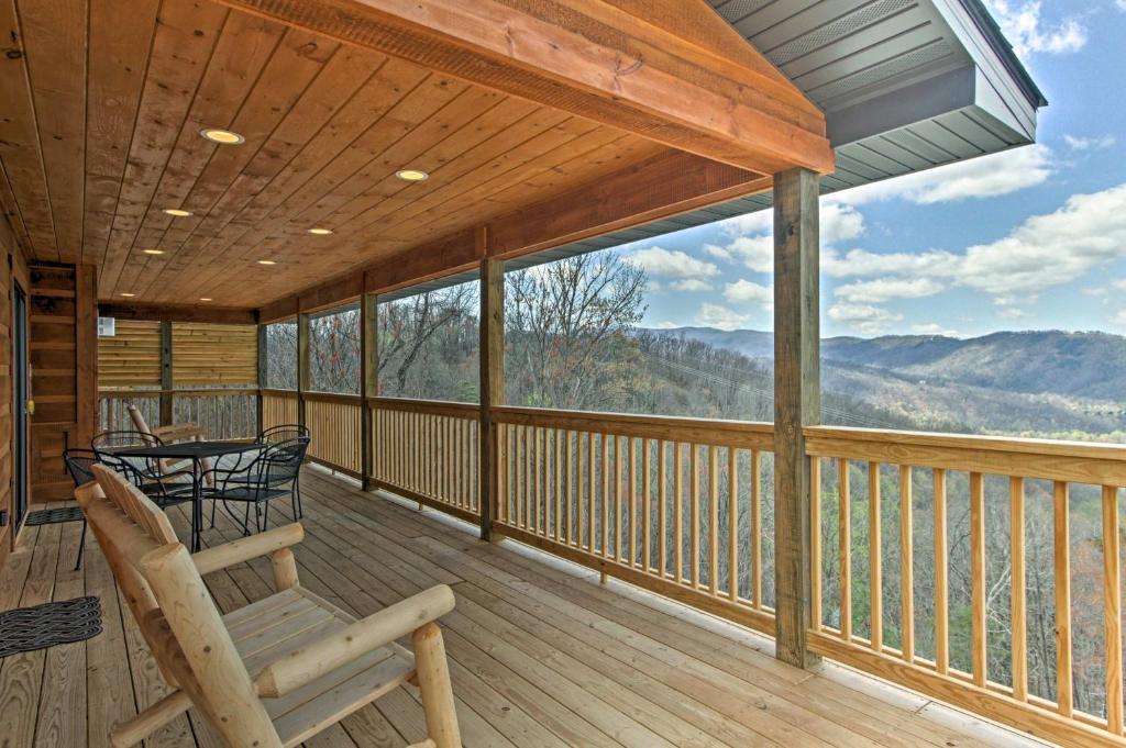 Cabin in the Clouds with Hot Tub Less Than 10Mi to Dollywood - main image