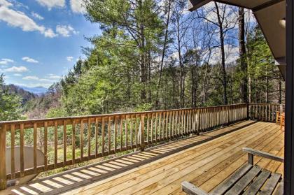 Secluded mtn View Cabin with Deck 2mi to Gatlinburg Gatlinburg