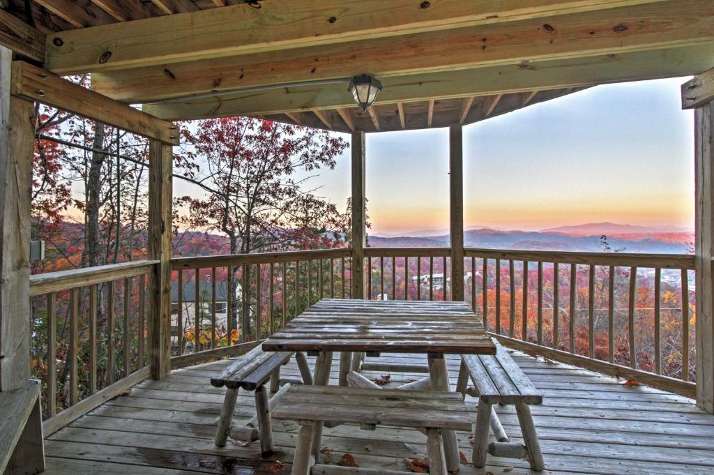 Sensational Gatlinburg Cabin with Hot Tub and Views! - main image