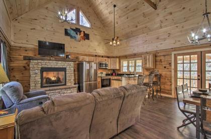 Rustic Gatlinburg Getaway with Hot tub and Kids Loft Gatlinburg