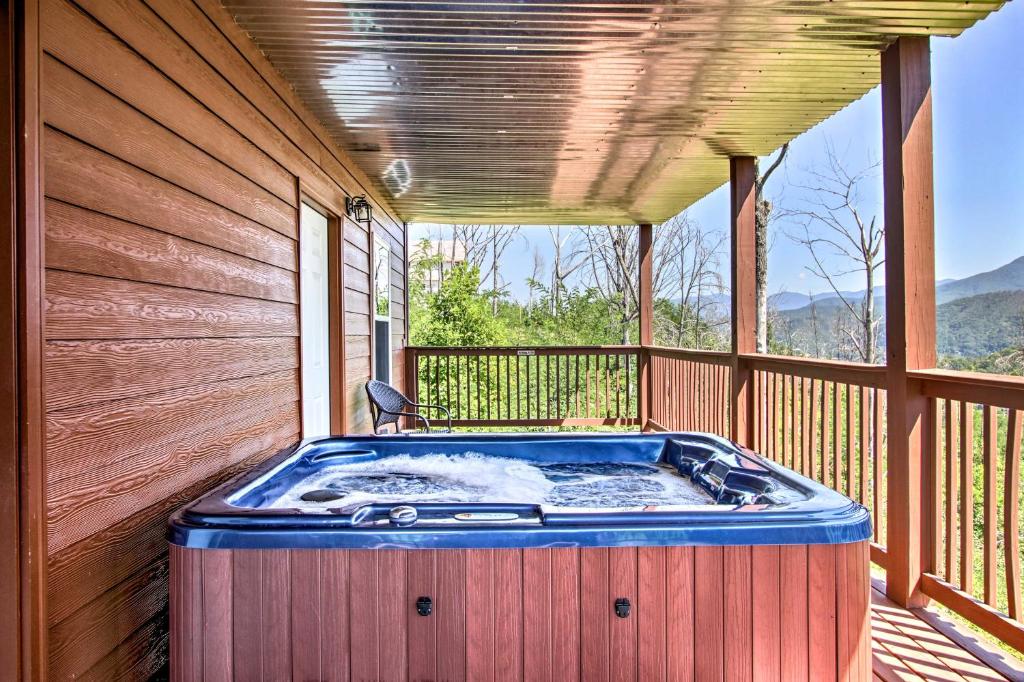 Stunning Mountain View Gatlinburg Cabin with Hot Tub - image 2