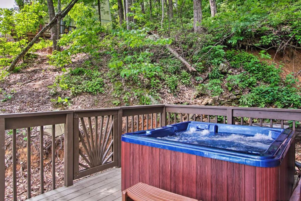 Retreat with Deck and Hot Tub 2 Mi to Dtwn Gatlinburg - main image