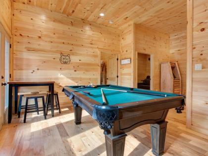 Gatlinburg Escape 5 Bedrooms Hot Tub Arcade Game Room Sleeps 16 - image 4