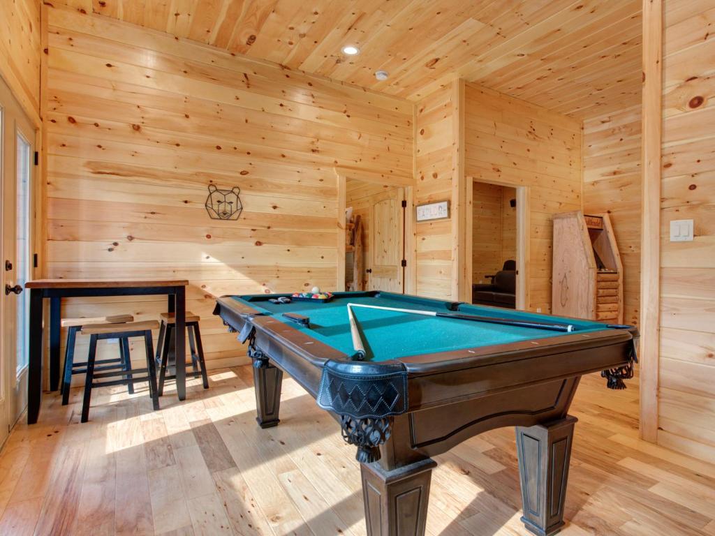 Gatlinburg Escape 5 Bedrooms Hot Tub Arcade Game Room Sleeps 16 - image 4