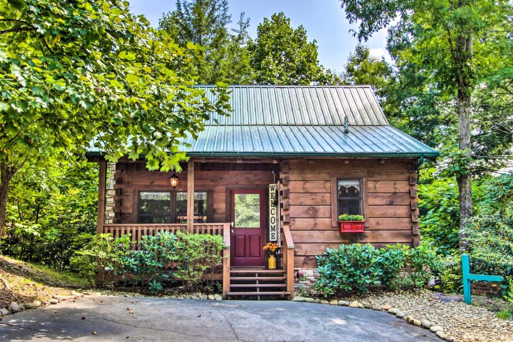 Romantic Gatlinburg Studio Cabin with Hot Tub and Deck - main image