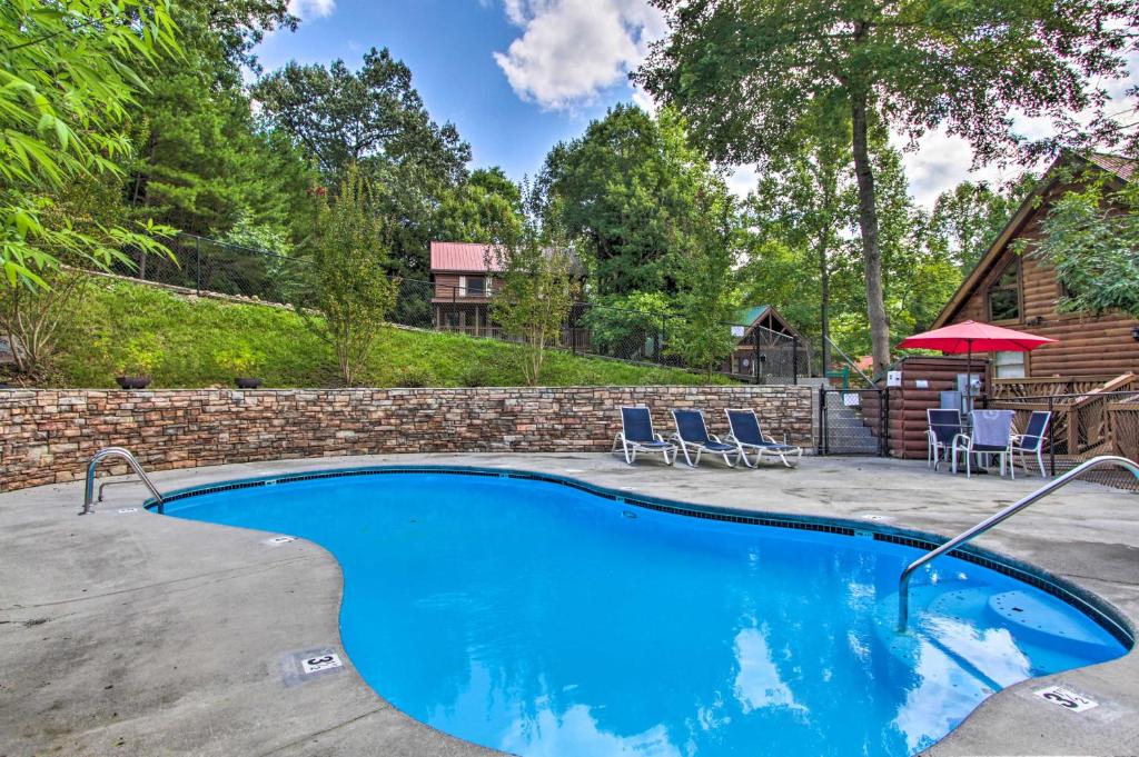 Romantic Gatlinburg Studio Cabin with Hot Tub and Deck - image 2