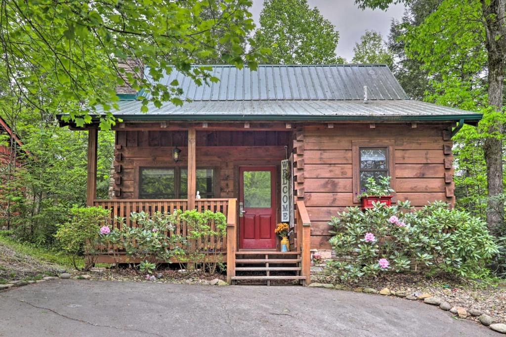 Romantic Gatlinburg Studio Cabin with Hot Tub and Deck - image 6