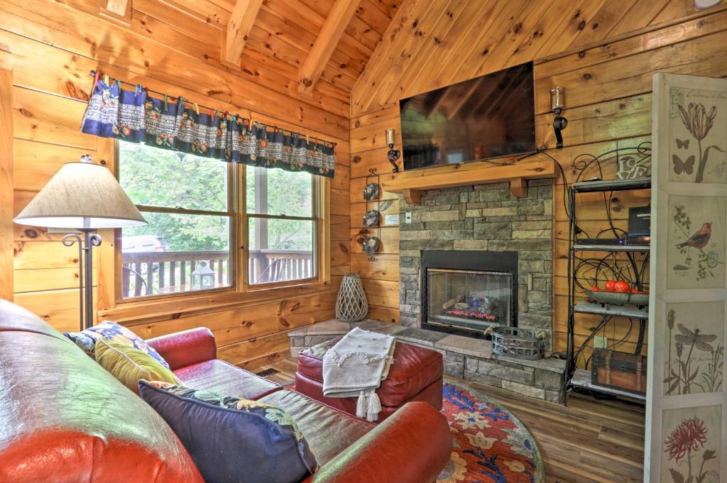 Romantic Gatlinburg Studio Cabin with Hot Tub and Deck - image 7