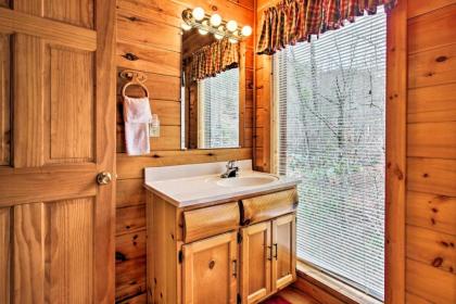 Gatlinburg Mountainside Escape with Outdoor Hot Tub! - image 11