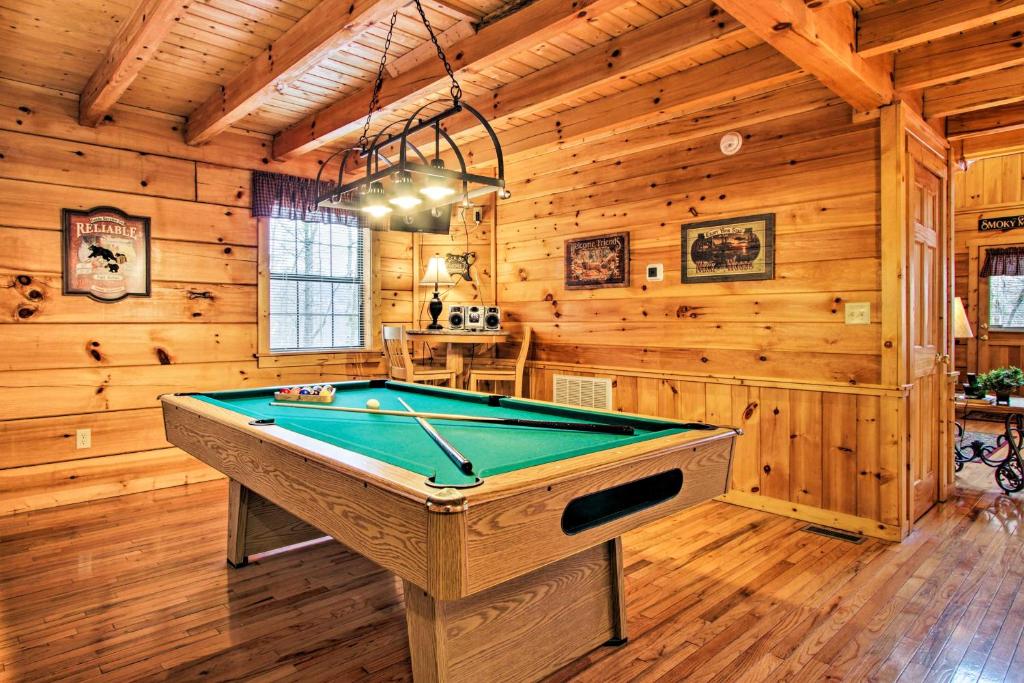 Gatlinburg Mountainside Escape with Outdoor Hot Tub! - image 5