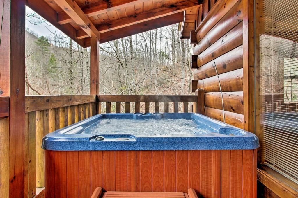 Gatlinburg Mountainside Escape with Outdoor Hot Tub! - image 7