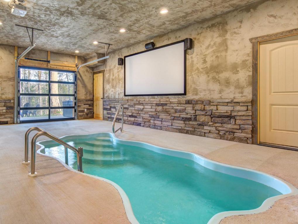 Poolin Around 1 Bedroom Private Heated Indoor Pool Hot Tub Sleeps 4 - main image