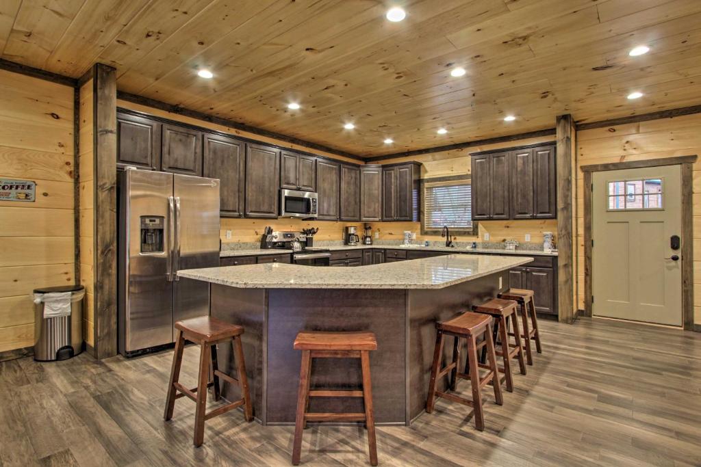 Luxe Cabin with Home Theater Less Than 2 Miles to Gatlinburg - image 2